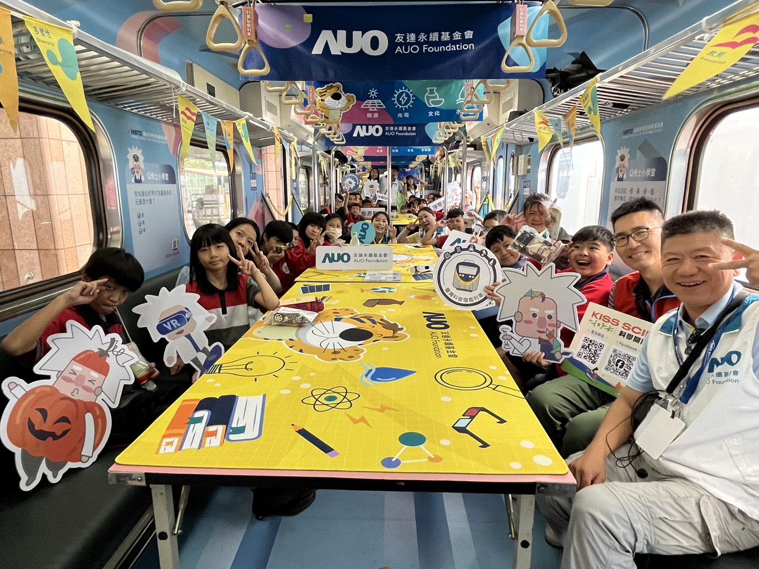 永續基金會參與「臺灣科普環島列車」，設計基礎科學車廂課程，以「淨零碳排和永續能源」為主題，讓學生透過創意實驗認識淨零知識，以及思考生活中的減碳行為
