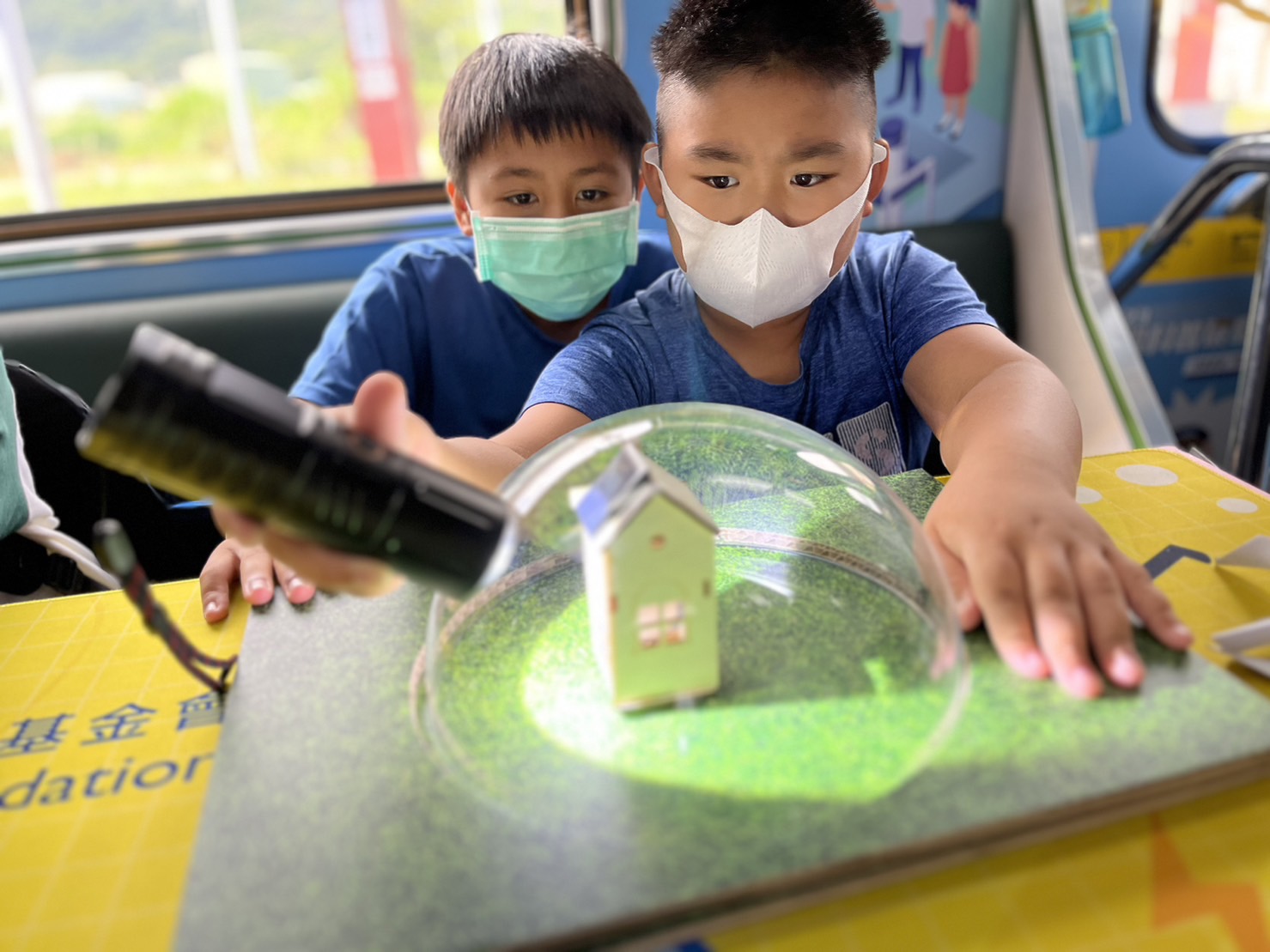 參與基礎科學主題車廂，以STEAM教學精神，設計「逐日科學家」、「太陽能工程師」以及「淨零建築師」三大能源科普課程和實驗