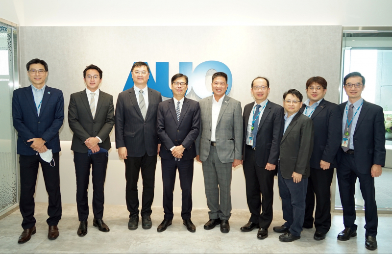 光電前進亞灣成立「AUO解決方案研發中心」，作為多元場域解決方案研發及試驗場域（圖中左為高雄市長陳其邁、圖中右為光電董事長彭双浪）